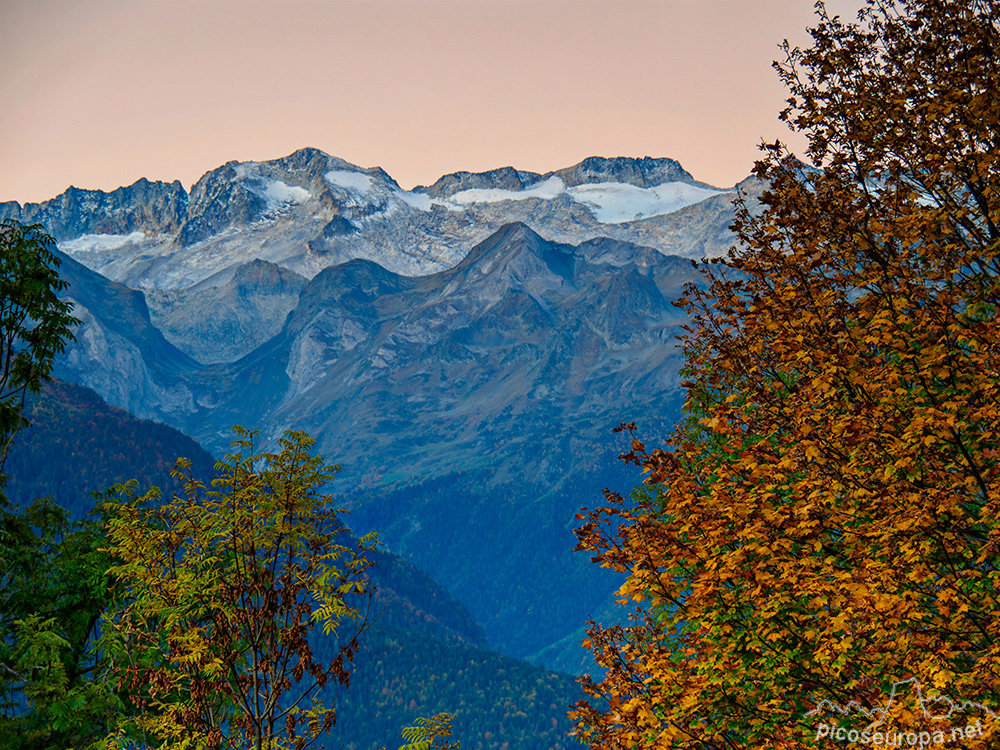 Foto: Primeras luces de la mañana sobre el Aneto desde el mirador de la val de Varrados, Val d'Aran, Pirineos, Catalunya Foto: Primeras luces de la mañana sobre el Aneto desde el mirador de la val de Varrados, Val d'Aran, Pirineos, Catalunya